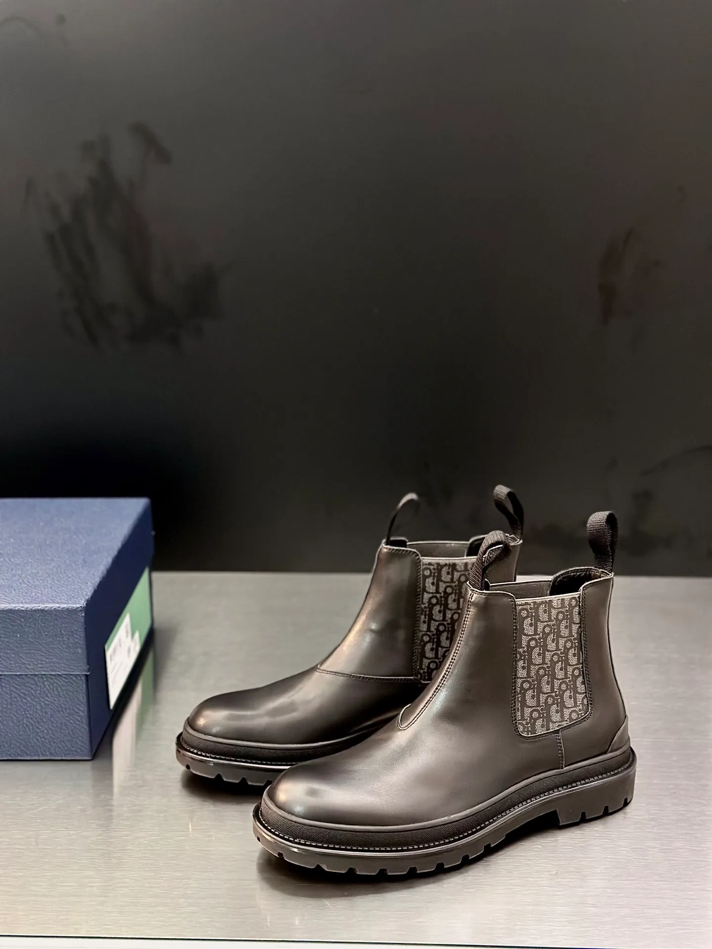 Men's shoes 💰920 Dior Dior high-top sneakers, top-quality goods produced in Dongguan, show version, leading counter trial style, Nappa cowhide material, light and breathable, soft and comfortable, easier to put on and take off, calfskin leather edging, distinctive sports style, genuine leather tongue Dior letter badge, showing the brand style, lightweight embossed pattern rubber sole, light and genuine leather feet, with original packaging Size: 39-40-41-42-43-44 (45, 46 customized) leather shoe size